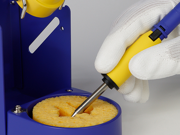 Wipe out the chemical paste FS-100 left on the tip with a cleaning sponge or cleaning wire.